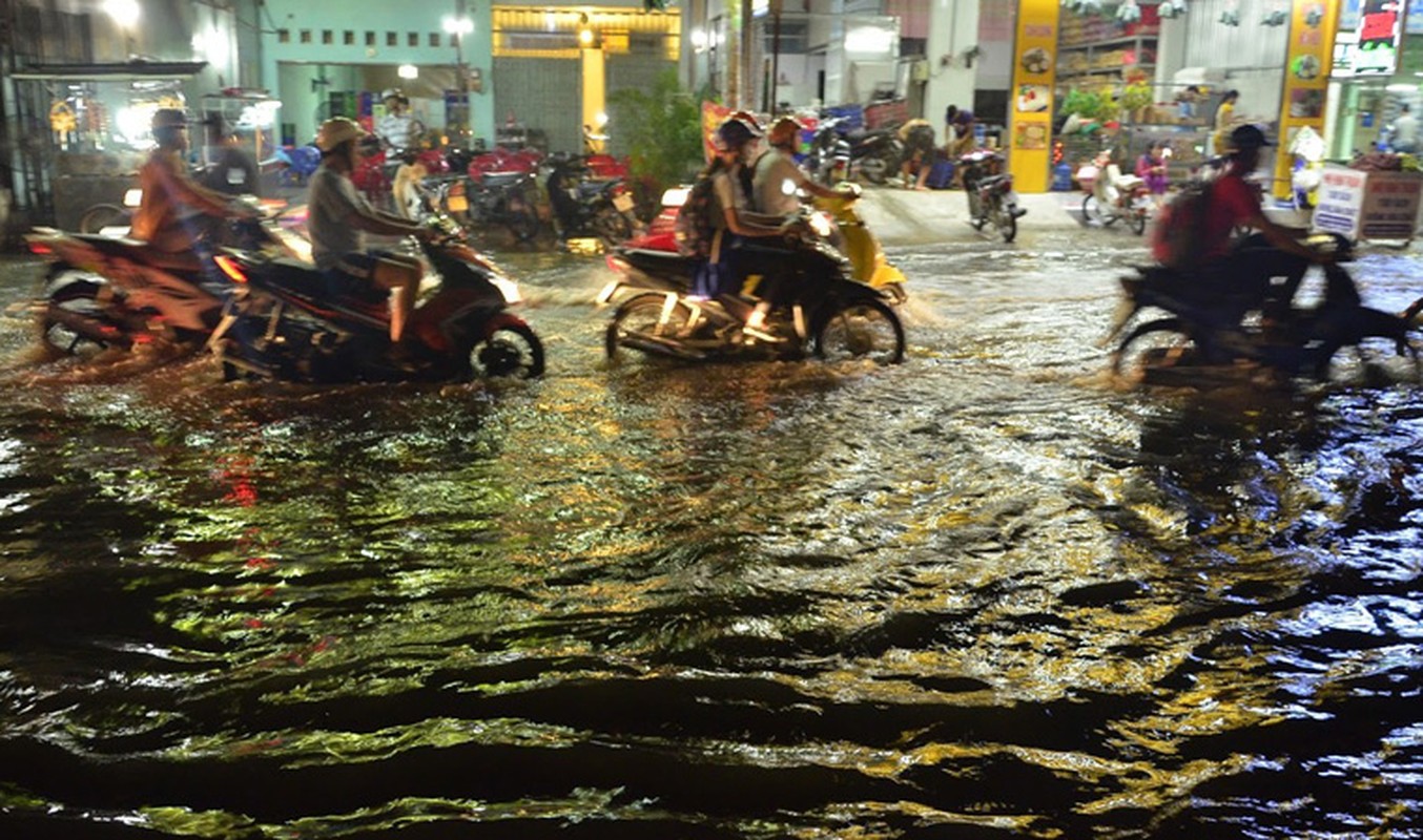 Trieu cuong gay ngap nang, nguoi Sai Gon bi bom loi nuoc